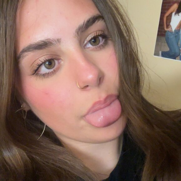 Meet your Posher, Taylor Sciuto - Picture 2 of 5